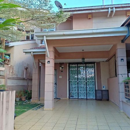 Muslim Dinaim Homestay Tanjong Malim Esterno foto