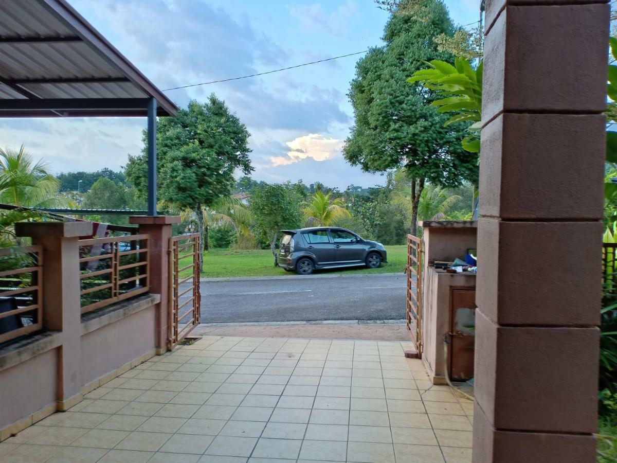 Muslim Dinaim Homestay Tanjong Malim Esterno foto