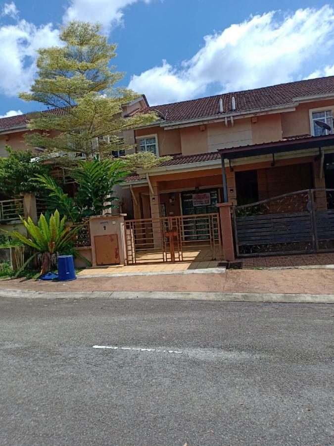 Muslim Dinaim Homestay Tanjong Malim Esterno foto
