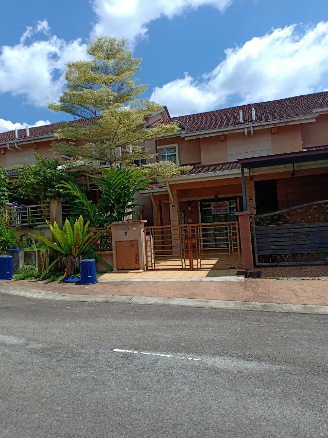 Muslim Dinaim Homestay Tanjong Malim Esterno foto