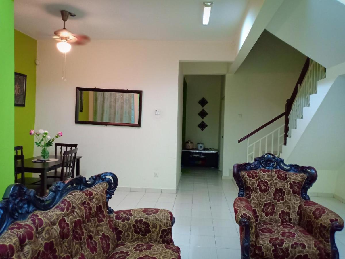 Muslim Dinaim Homestay Tanjong Malim Esterno foto